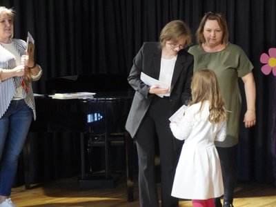 Wierszowisko  występy dzieci na scenie  w domu kultury