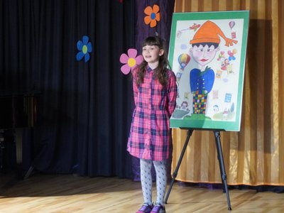Wierszowisko  występy dzieci na scenie  w domu kultury