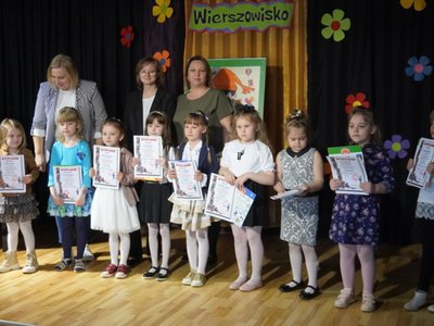 Wierszowisko  występy dzieci na scenie  w domu kultury