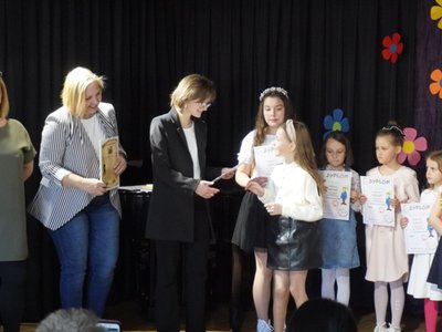 Wierszowisko  występy dzieci na scenie  w domu kultury