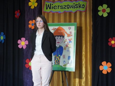 Wierszowisko  występy dzieci na scenie  w domu kultury