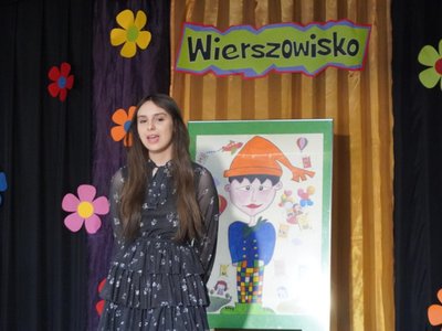 Wierszowisko  występy dzieci na scenie  w domu kultury