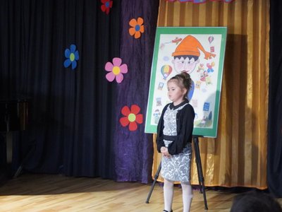 Wierszowisko  występy dzieci na scenie  w domu kultury