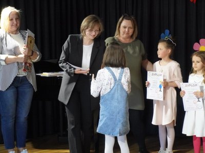 Wierszowisko  występy dzieci na scenie  w domu kultury