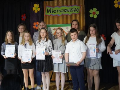 Wierszowisko  występy dzieci na scenie  w domu kultury