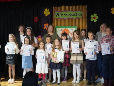 Wierszowisko  występy dzieci na scenie  w domu kultury