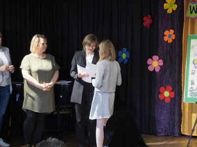 Wierszowisko  występy dzieci na scenie  w domu kultury