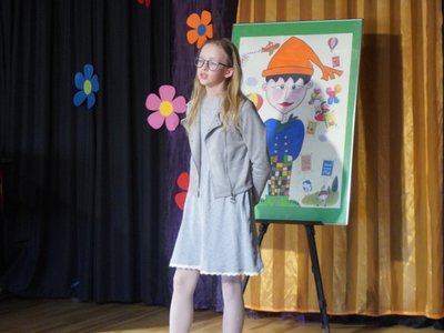 Wierszowisko  występy dzieci na scenie  w domu kultury