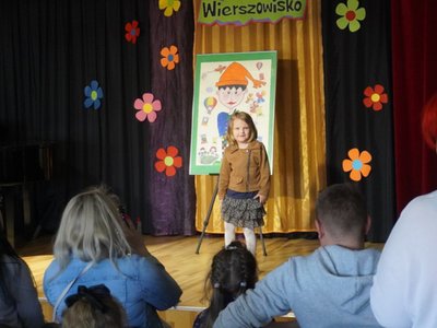 Wierszowisko  występy dzieci na scenie  w domu kultury