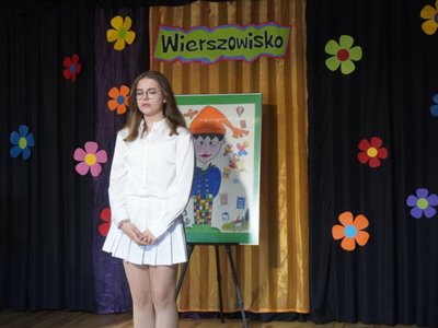 Wierszowisko  występy dzieci na scenie  w domu kultury