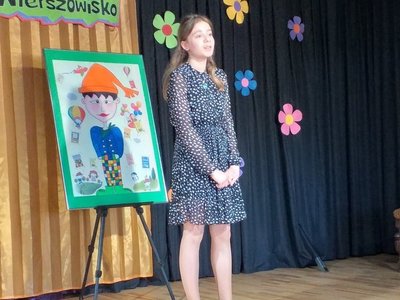 Wierszowisko  występy dzieci na scenie  w domu kultury