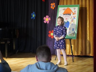 Wierszowisko  występy dzieci na scenie  w domu kultury