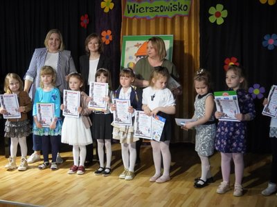 Wierszowisko  występy dzieci na scenie  w domu kultury
