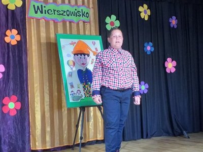 Wierszowisko  występy dzieci na scenie  w domu kultury