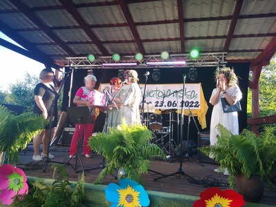 Scena letnia Miejsko-Gminnego Ośrodka Kultury , występy artystów na scenie.