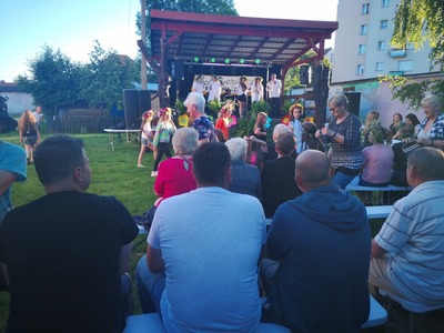 Scena letnia Miejsko-Gminnego Ośrodka Kultury , występy artystów na scenie.