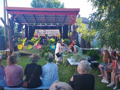 Scena letnia Miejsko-Gminnego Ośrodka Kultury , występy artystów na scenie.
