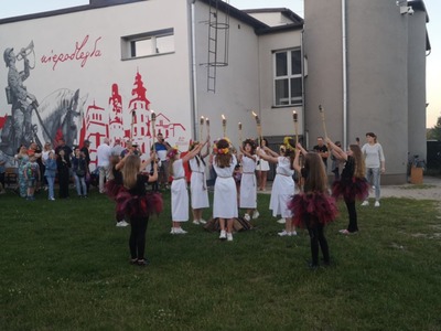 Scena letnia Miejsko-Gminnego Ośrodka Kultury , występy artystów na scenie.
