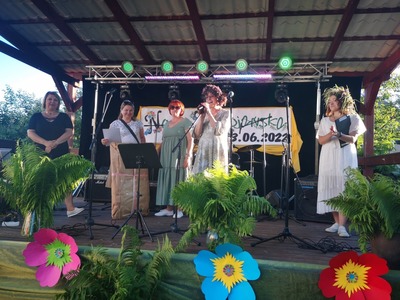 Scena letnia Miejsko-Gminnego Ośrodka Kultury , występy artystów na scenie.