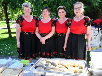 Cztery osoby stojące przy stoisku