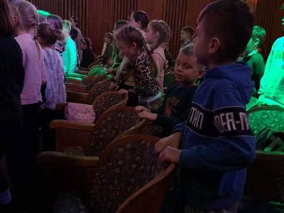 Zdjęcie przedstawia uczestników I turnusu Ferii z MOK 2023 podczas oglądania spektaklu pt. Urodziny Baby Jagi w Teatrze Piccolo w Łodzi.