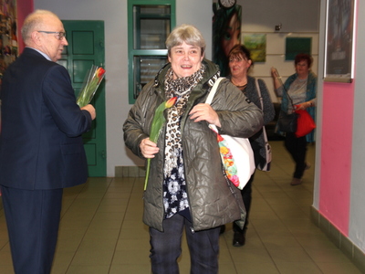 Zdjęcie przedstawia Przewodniczącego Rady Powiatu Łódzkiego Wschodniego Sławomira Sokołowskiego wręczającego kwiaty kobietom.
