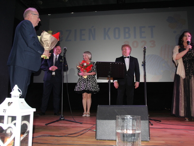 Zdjęcie przedstawia Burmistrza Koluszek oraz Przewodniczącego Rady Powiatu Łódzkiego Wschodniego Sławomira Sokołowskiego wręczających kwiaty artystom.