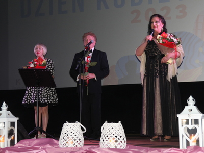 Zdjęcie przedstawia Aurelię Sobczak oraz Marka Rawskiego podczas koncertu pt.: "Wszystko o kobietach i nie tylko" na scenie w sali widowiskowej MOK.