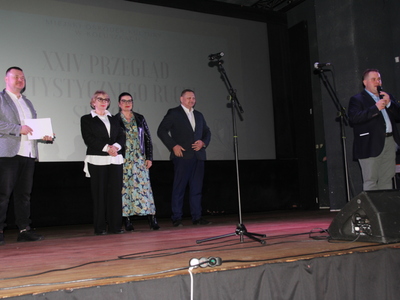 Zdjęcie przedstawicieli jury, burmistrza Koluszek oraz dyrektora MOK podczas ogłoszenia werdyktu w kat. Zespoły XXIV Przeglądu ARS 2023
