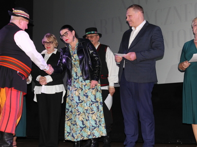 Zdjęcie przedstawicieli jury, burmistrza Koluszek oraz laureatów odbierających nagrody podczas XXIV Przeglądu Artystycznego Ruchu Seniora 2023