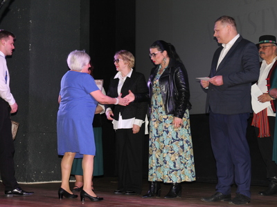 Zdjęcie przedstawicieli jury, burmistrza Koluszek oraz laureatów odbierających nagrody podczas XXIV Przeglądu Artystycznego Ruchu Seniora 2023