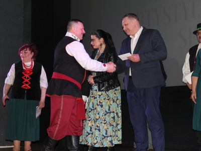 Zdjęcie przedstawicieli jury, burmistrza Koluszek oraz laureatów odbierających nagrody podczas XXIV Przeglądu Artystycznego Ruchu Seniora 2023