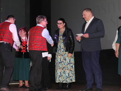 Zdjęcie przedstawicieli jury, burmistrza Koluszek oraz laureatów odbierających nagrody podczas XXIV Przeglądu Artystycznego Ruchu Seniora 2023