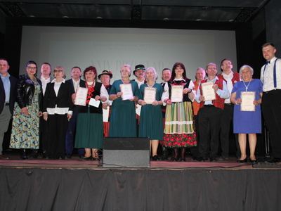 Zdjęcie przedstawicieli jury, burmistrza Koluszek oraz laureatów pozujących do pamiątkowego zdjęcia podczas XXIV Przeglądu ARS 2023