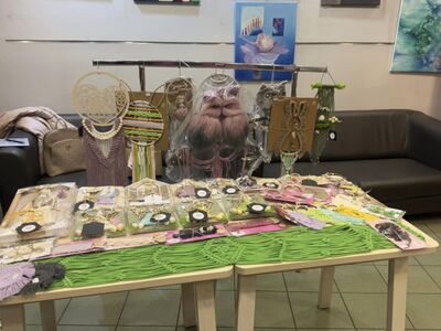 Zdjęcie przedstawia prace, które można było zakupić podczas kiermaszu