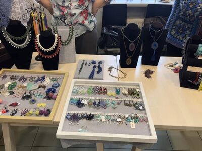 Zdjęcie przedstawia prace, które można było zakupić podczas kiermaszu