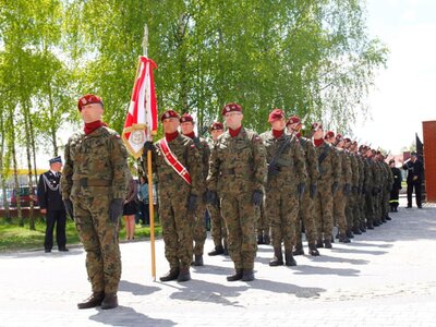 Zdjęcie asysty wojskowej podczas Uroczystych Obchodów 232 Rocznicy Uchwalenia Konstytucji 3 Maja przy Pomniku Orła Białego w Koluszkach