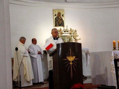 Zdjęcie księdza podczas uroczystej mszy świętej w intencji ojczyzny