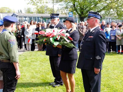 Zdjęcie delegacji składającej kwiaty podczas Uroczystych Obchodów 232 Rocznicy Uchwalenia Konstytucji 3 Maja