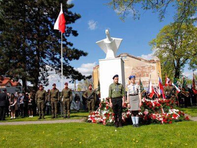Zdjęcie asysty wojskowej oraz uczestników Uroczystych Obchodów 232 Rocznicy Uchwalenia Konstytucji 3 Maja