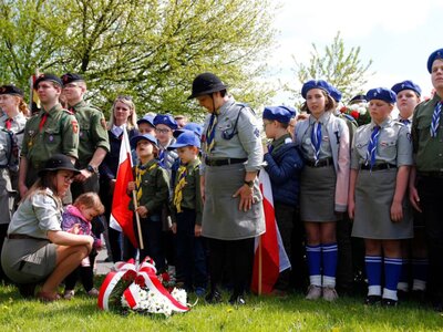 Zdjęcie uczestników podczas Uroczystych Obchodów 232 Rocznicy Uchwalenia Konstytucji 3 Maja przy Pomniku Orła Białego w Koluszkach