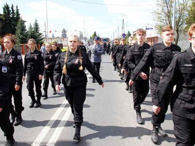 Zdjęcie uczestników przemarszu pod Pomnik Orła Białego w Koluszkach podczas Uroczystych Obchodów 232 Rocznicy Uchwalenia Konstytucji 3 Maja