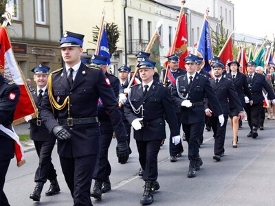 Zdjęcie uczestników przemarszu pod Pomnik Orła Białego w Koluszkach podczas Uroczystych Obchodów 232 Rocznicy Uchwalenia Konstytucji 3 Maja