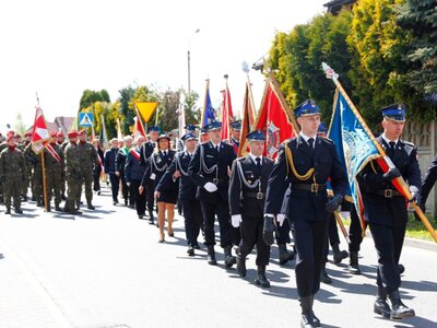 Zdjęcie uczestników przemarszu pod Pomnik Orła Białego w Koluszkach podczas Uroczystych Obchodów 232 Rocznicy Uchwalenia Konstytucji 3 Maja