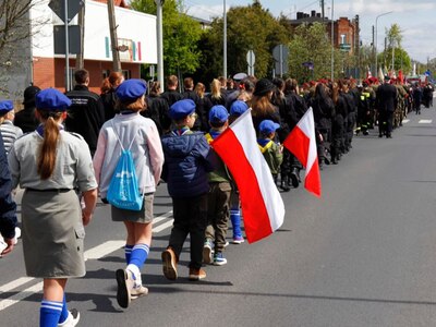 Zdjęcie uczestników przemarszu pod Pomnik Orła Białego w Koluszkach podczas Uroczystych Obchodów 232 Rocznicy Uchwalenia Konstytucji 3 Maja