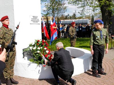Zdjęcie Senatora RP Krzysztofa Kwiatkowskiego składającego kwiaty podczas Uroczystych Obchodów 232 Rocznicy Uchwalenia Konstytucji 3 Maja