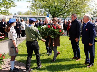 Zdjęcie delegacji składającej kwiaty podczas Uroczystych Obchodów 232 Rocznicy Uchwalenia Konstytucji 3 Maja