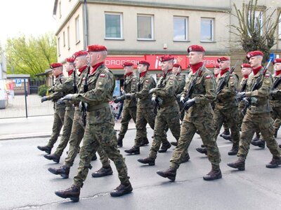 Zdjęcie uczestników przemarszu pod Pomnik Orła Białego w Koluszkach podczas Uroczystych Obchodów 232 Rocznicy Uchwalenia Konstytucji 3 Maja