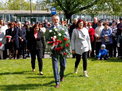 Zdjęcie delegacji składającej kwiaty podczas Uroczystych Obchodów 232 Rocznicy Uchwalenia Konstytucji 3 Maja