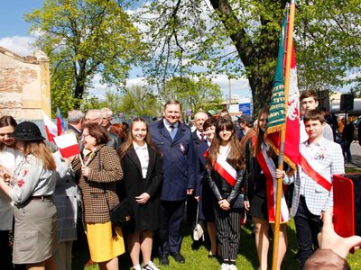 Zdjęcie uczestników podczas Uroczystych Obchodów 232 Rocznicy Uchwalenia Konstytucji 3 Maja przy Pomniku Orła Białego w Koluszkach